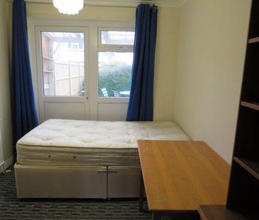 4 bedroom semi-detached house to rent - Photo 2