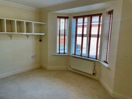 5 bedroom detached to let - Photo 4