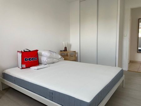 BEAU T2 EN RESIDENCE SECURISEE AVEC BALCON ET PARKING REMICOURT CHAMPS ELYSEES - Photo 4