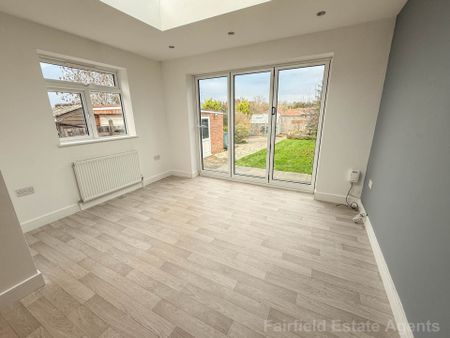 St Georges Drive, Carpenders Park, WD19 - Photo 2