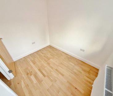 4 bedroom semi-detached house to rent - Photo 4