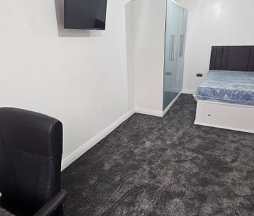 5 Bed - 27 Richmond Avenue, Headingley, Leeds - LS6 1BZ - Student - Photo 3
