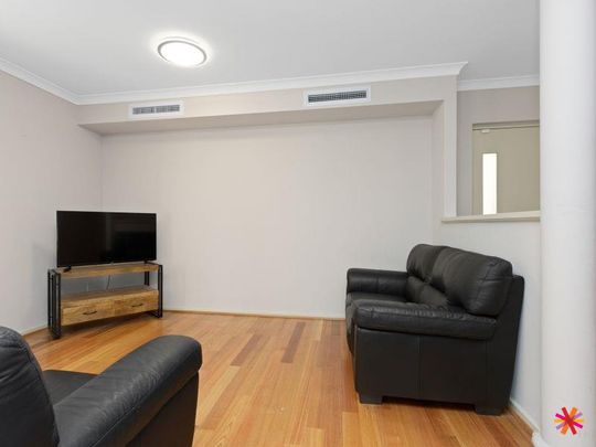 FANTASTIC 3 BEDROOM AND 2 BATHROOM TOWNHOUSE IN COMO! - Photo 1