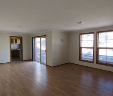 Quality Home – Beautifully Renovated - Photo 4