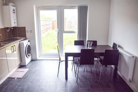 4 bedroom terraced house to rent - Photo 3