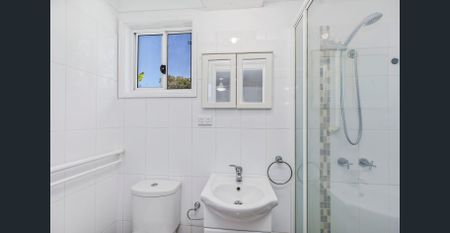 Gorgeous two bedroom flat - walking distance to the beach - Photo 3