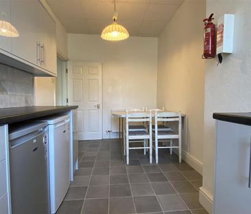 3 bedroom flat to rent - Photo 2