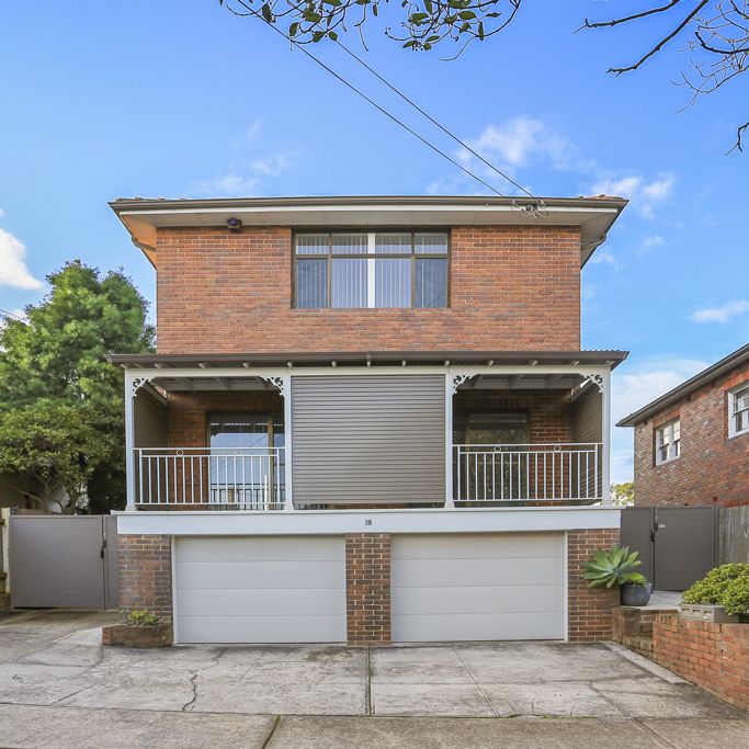 Exquisite 3 Bedroom Duplex with Granny Suite - Photo 1