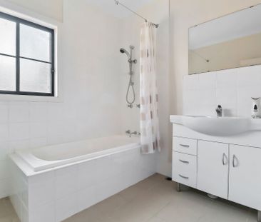 Impressive Space & Lifestyle – 3-Bedroom House for Lease in Oakville - Photo 6