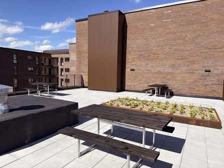 Nyopført 2-værelses lejlighed i flot og moderne boligkompleks - Photo 4