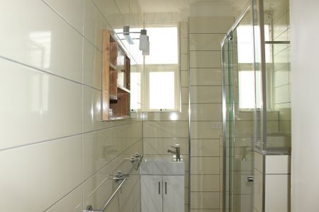 Leafy Top-Floor Retreat in a Prime St Kilda Location - Photo 2