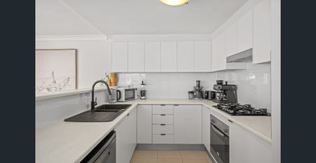 Spacious 2-Bedroom Unit in Secure Complex - Photo 2