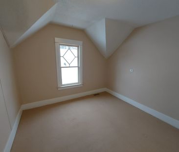 2 Bedroom Home Downtown! - Photo 2