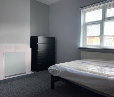 4 Bed Terraced House, Blenheim Road, RG1 - Photo 1