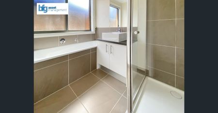 Modern & Spacious 4 Bedroom Home with Double Lock-Up Garage! - Photo 4