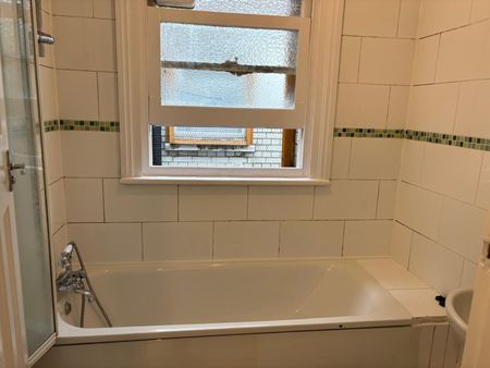 2 Bed Flat, Tooting High Street, SW17 - Photo 3