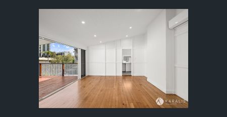 Spacious Renovated Character Home – Perfect for Executive Living - Photo 5