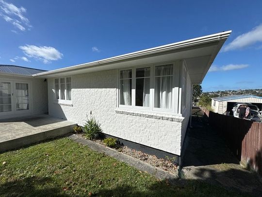 Sunny Tidy 3 bedroom close to central of town - Photo 1