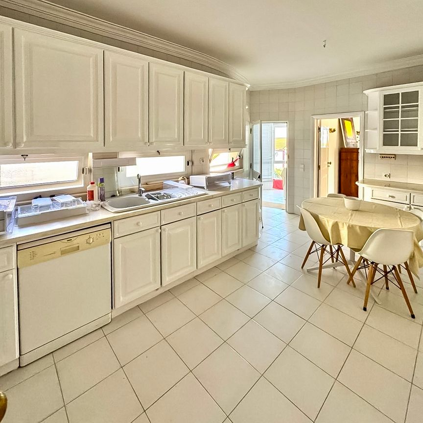 Exceptional 3-bedroom in prestigious Monte Estoril building - Photo 1