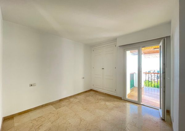 Elegante apartamento con terraza, piscina, vistas al mar, parking, 3 dormitorios. San Agustin, Palma.
