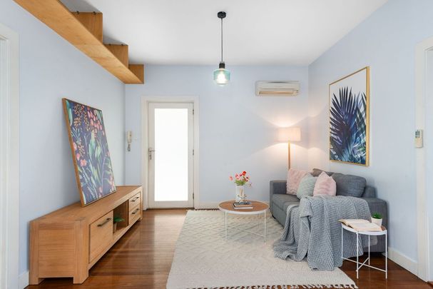 Villa-Like, Spacious and Private Sun-Kissed Garden Apartment in a Resort Style Complex, Central Location - Photo 1