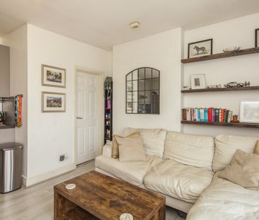 Flat to rent - Central Hill, London, SE19 - Photo 1