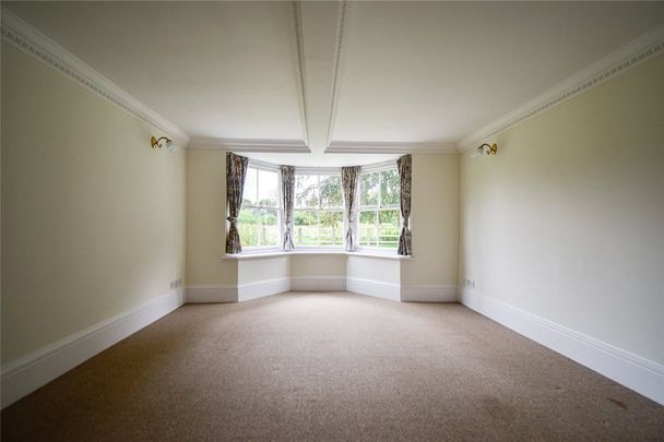 A substantial Grade II listed four bedroom Farm House located in the picturesque village of Teversham offering views across the countryside and conveniently located for Cambridge and the surrounding Business Park. Double garage and driveway parking. Unfurnished. - Photo 1