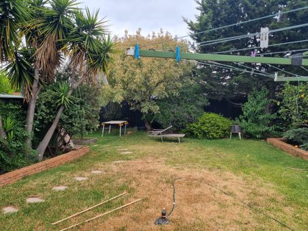 Altona Meadows - Photo 2