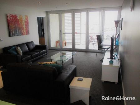 Partly furnished Executive apartment, walk to work - Photo 2