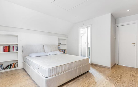 3 bedroom mews to rent - Photo 5