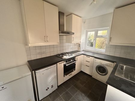 3 bed Semi-Detached - To Let - Photo 4