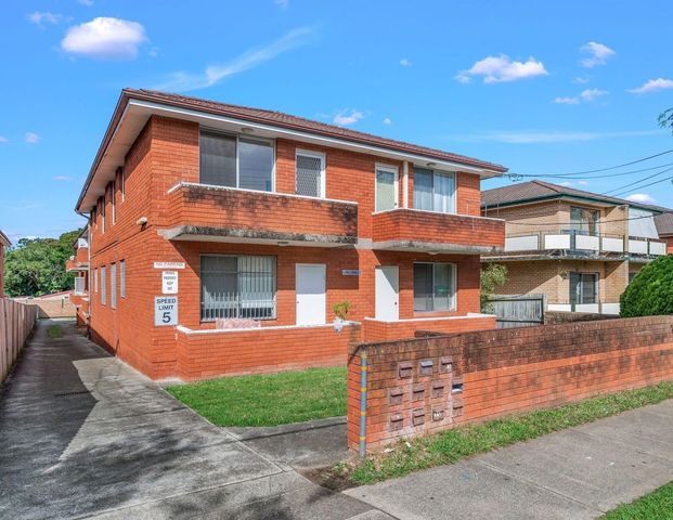 SPACIOUS UNIT !!! - Photo 1