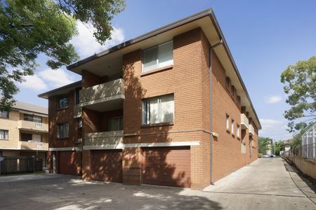 Bright 2 Bedroom Unit - Photo 2