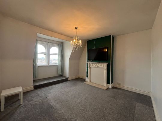 2 bed flat to rent in 2 Queens Park Road, Paignton, TQ4 - Photo 1