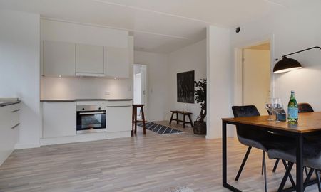 Flot og sjældent udbudt 3-vær bolig i 2 plan på hele 102 m2. Lys bolig med god altan. - Foto 2