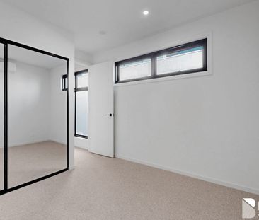 Stylish Townhouse in Caulfield South - Photo 4
