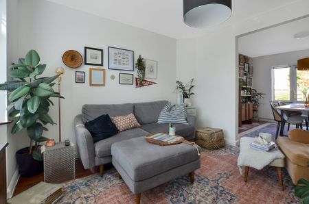 An unfurnished three bedroom semi detached home, in a highly sought after area of Cambridge. Close to local amenities such as a convenience store, Addenbrookes Hospital and within easy reach of the city centre. - Photo 2