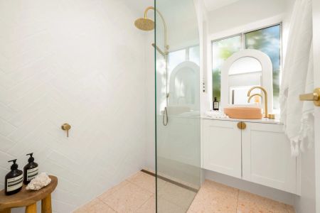 Modern Living in the Heart of Coorparoo with Water Included! - Photo 2