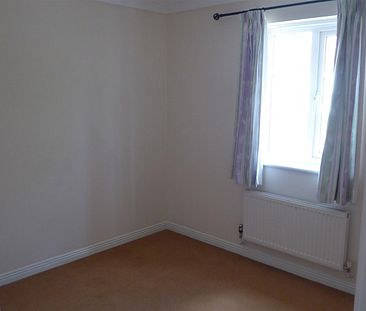 3 Bed House - End Terrace - Photo 2