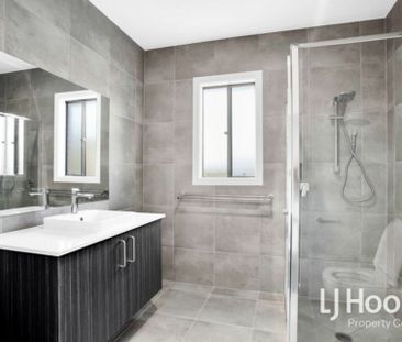 STUNNING FAMILY HOME IN FLAGSTONE WITH DUCTED AIR + QUALITY FINISHES! - Photo 6