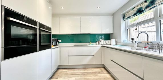 5 bedroom detached house to rent - Photo 2