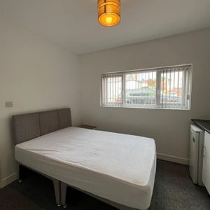 1 bedroom in a house share to rent - Photo 2