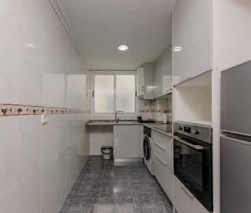 Beautiful room with a balcony in Campanar - Photo 5