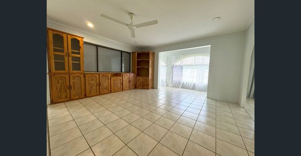 3 BEDROOM HOME IN CENTRAL LOCATION + SOLAR! - Photo 1