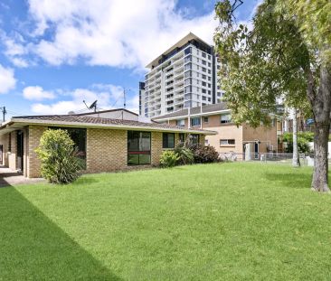 Spacious Home in Prime Maroochydore Location - Available Now - Photo 6