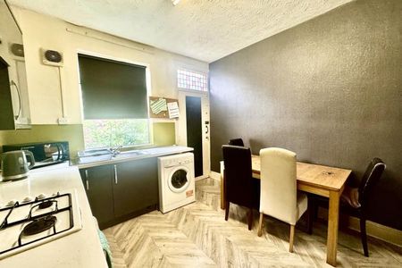 Harold Grove - X 4 ROOMS AVAILABLE, - Photo 2