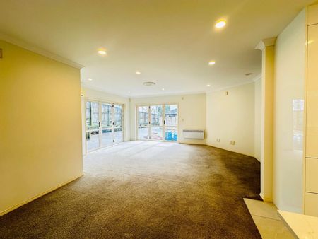 14B Bowling Avenue, Epsom – Renovated 5-Bedroom Standalone Home! - Photo 4