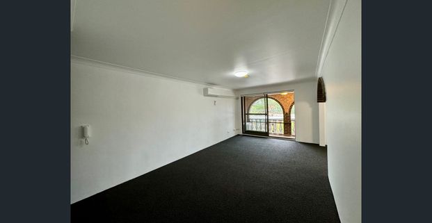 Upgraded Top Floor Apartment with Balcony & LUG! - Photo 1