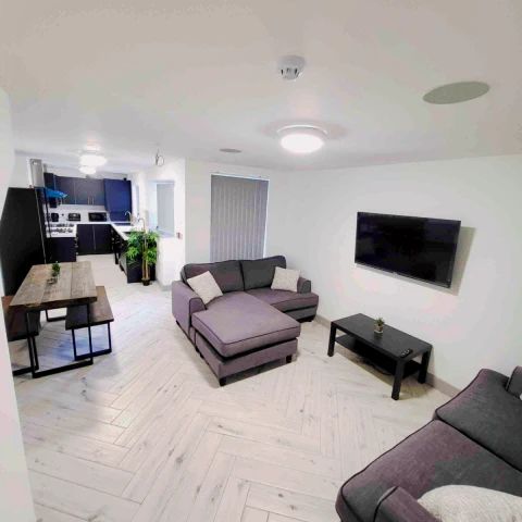 6 Beds 2 Baths - Photo 1