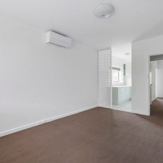 Charming 1-Bedroom Rental Unit in Sought-After St Kilda East Location - Photo 1